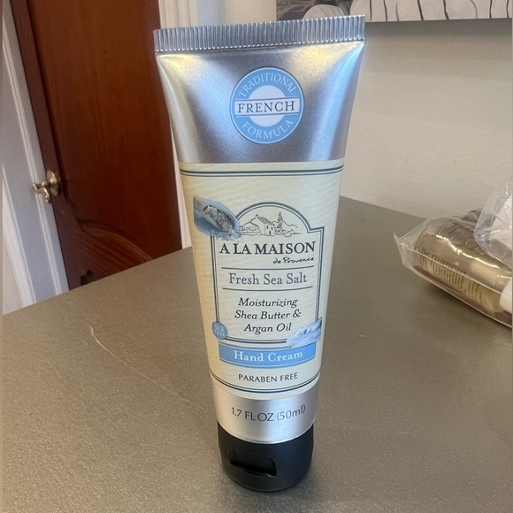 A LA MAISON Moisturizing Lotion, Fresh Sea Salt - Picture 2 of 6